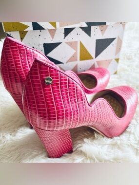 MIMCO Scalloped Edge Pink Heel - Sz 9
(40)